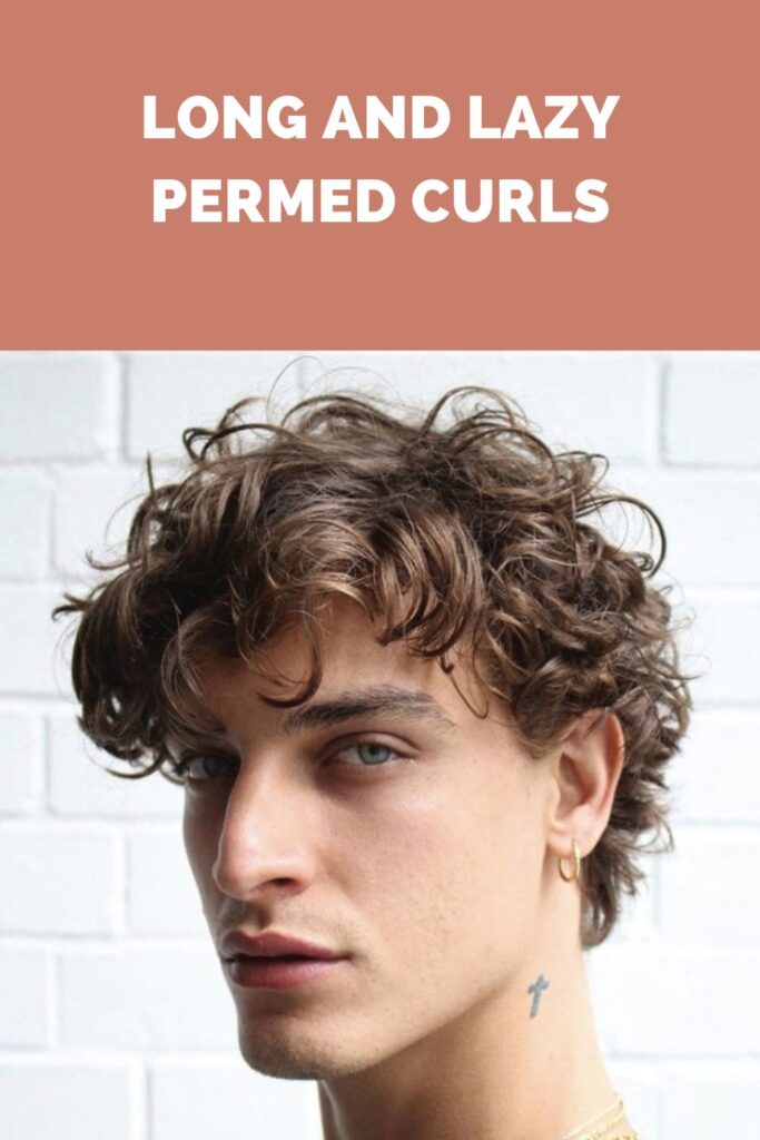 Ein Mann zeigt die Seitenansicht seiner Frisur Long and Lazy Permed Curls - Frisuren für Männer 2022