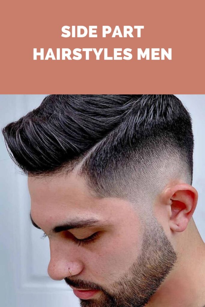 Ein Mann zeigt die Seitenansicht seiner Seitenteil Frisuren Männer - Männerfrisur 2022