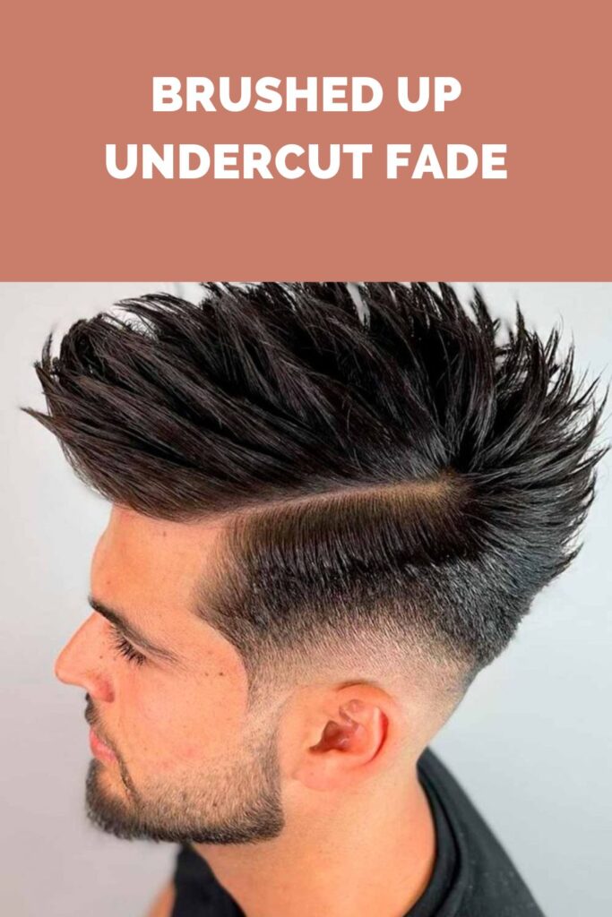 Ein Mann im schwarzen T-Shirt, der seine gebürstete Undercut-Fade-Frisur zeigt Ein Mann im schwarzen T-Shirt zeigt seine Frisur Brushed Up Undercut Fade - Frisuren für Männer 2022