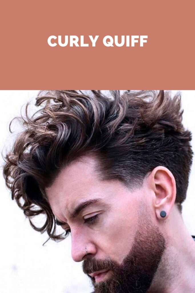 Ein Mann mit Ohrring und Nasenstift, der die Seitenansicht seiner Curly Quiff-Frisur zeigt Ein Mann mit Ohrring und Nasenstift, der die Seitenansicht seiner Curly Quiff-Frisur zeigt - Herrenfrisuren