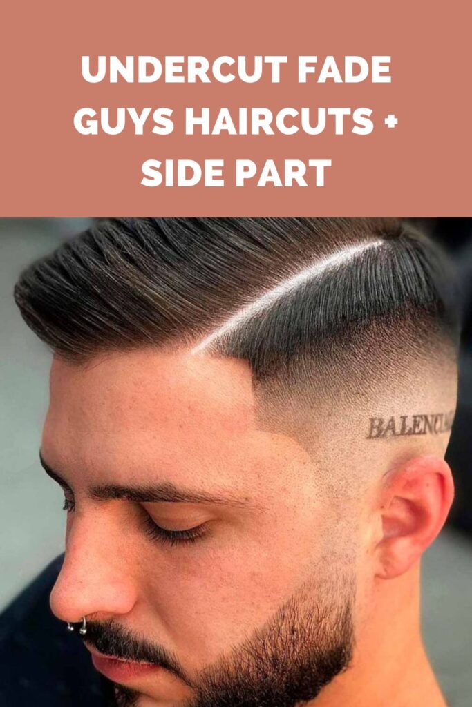 Ein Mann, der die Seitenansicht seiner Frisur Undercut Fade Guys Haircuts + Side Part zeigt Ein Mann zeigt die Seitenansicht seiner Undercut Fade Guys Haircuts + Side Part Frisur - Frisuren für Männer 2022