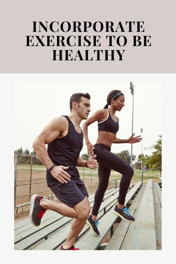 Açık bir spor salonunda egzersiz yapan bir erkek ve kadın - bir bütçeyle egzersiz yapıyor
