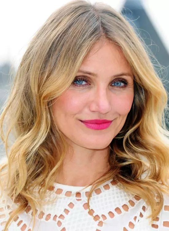 Smiling Cameron Diaz in white dress and pink lipstick with Bob Cut - Best Hollywood hairstyles