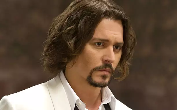 Johnny Depp in white suit with black tie showing his The Tourist hairstyle - Johnny Depp tourist movie hairstyle