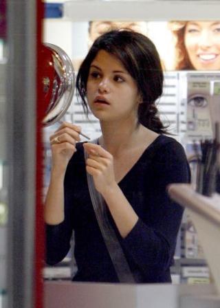 Selena Gomez in V-neck black t-shirt  - Selena Gomez without makeup pics
