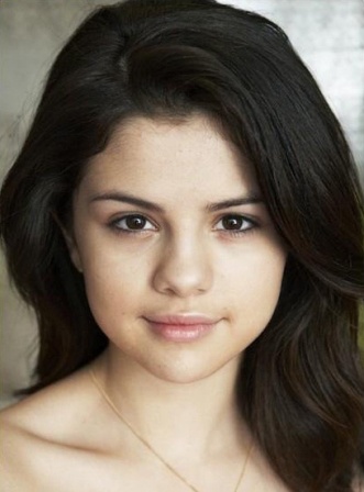 Selena Gomez without makeup posing for a selfie - Selena Gomez Age