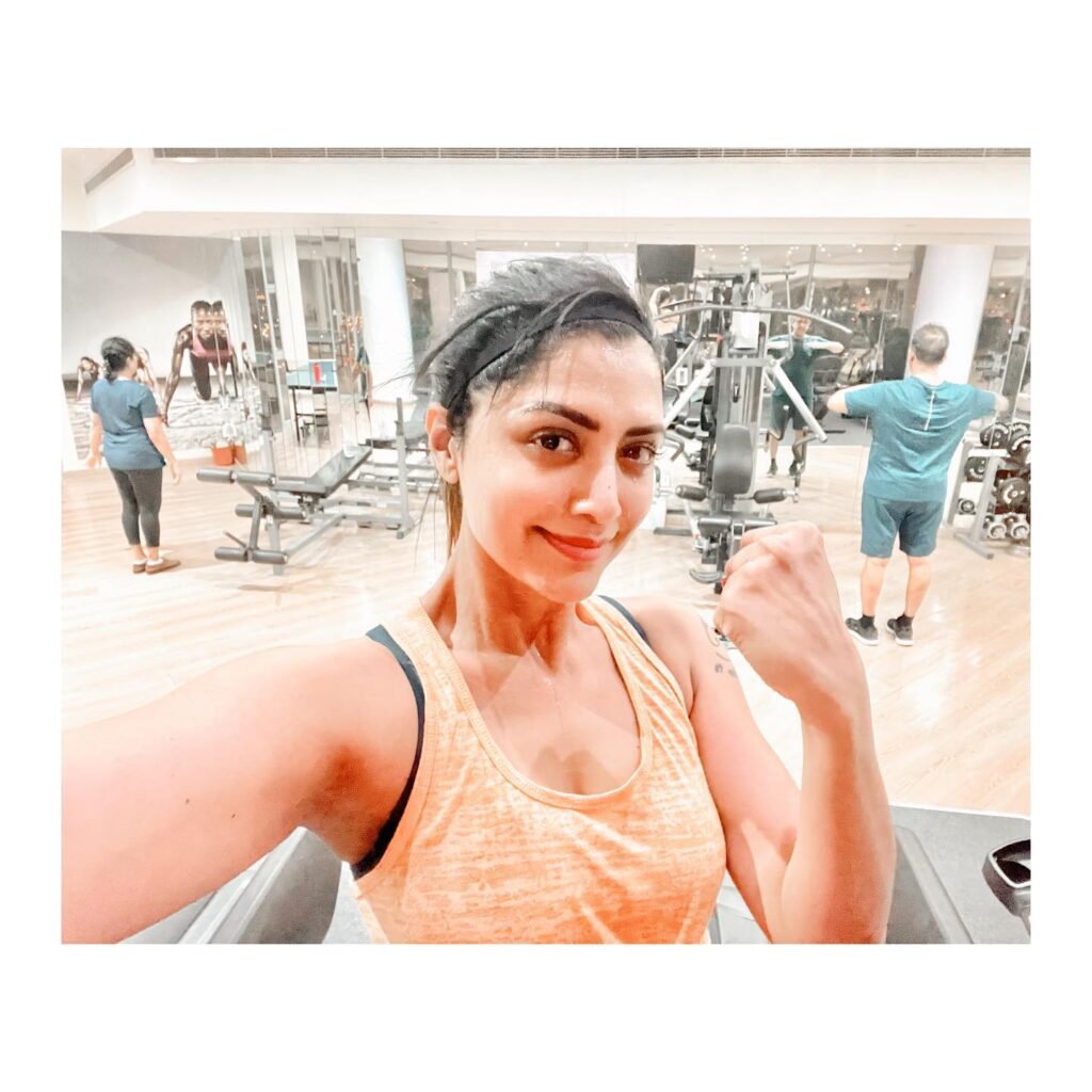 Mamata Mohandas posing for a no makeup selfie after gym session - south indian actress without makeup pic