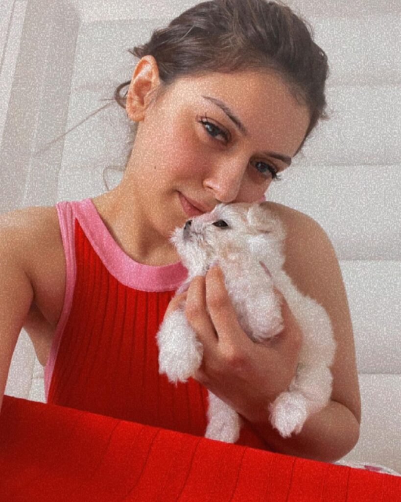 Hansika Motwani in red and pink tank top posing for camera with her puppy - south Indian Actresses without Makeup