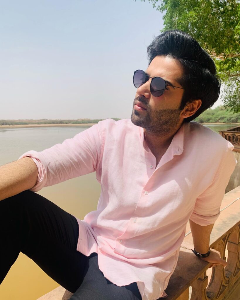 Kinshuk Mahajan in pink shirt with black trouser and googles with hat posing for camera - most handsome tv actor