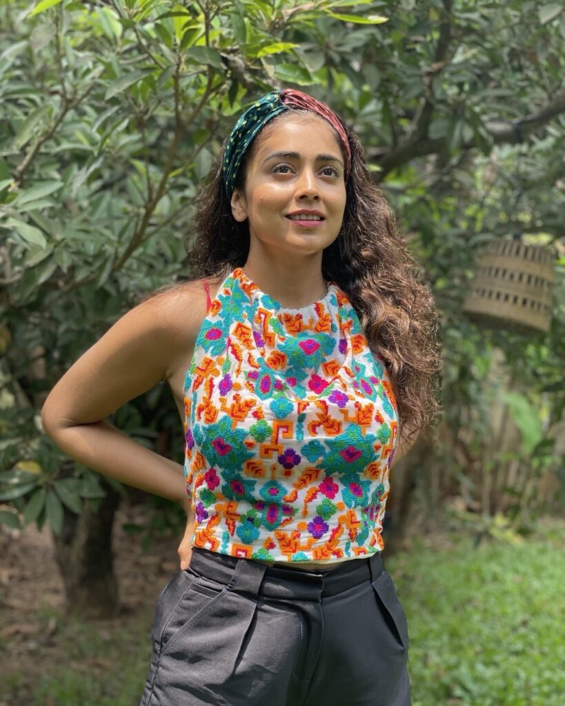 Shreya Saran in multicolor cut sleeves top with matching bandana posing for camera and showing her no makeup look - actress without makeup tamil
