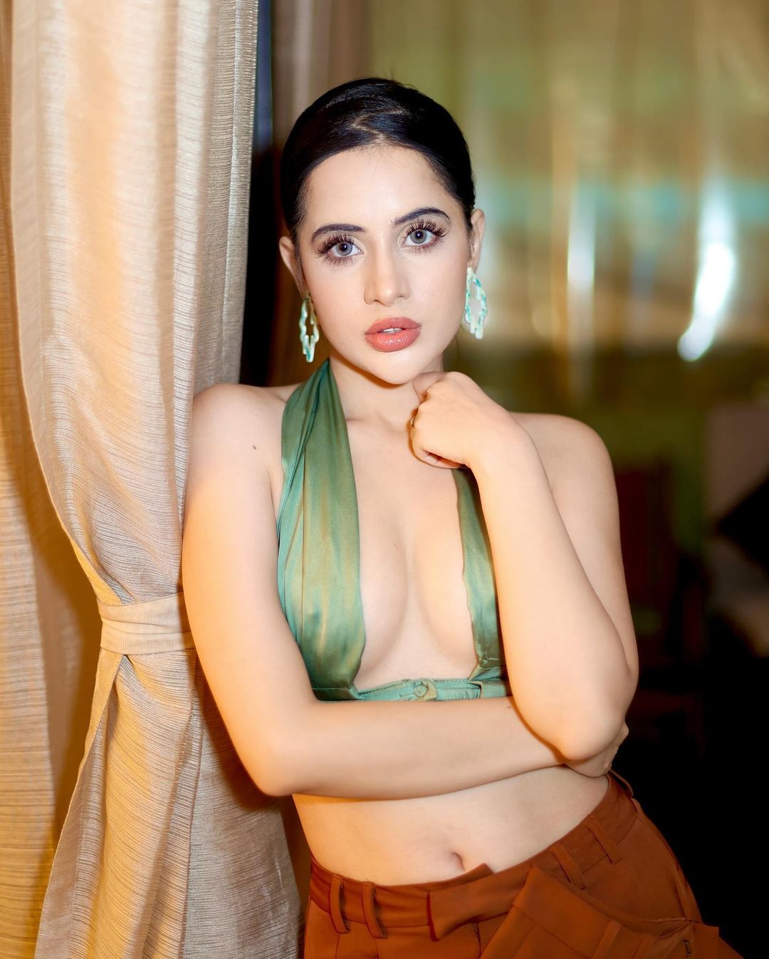 Uorfi Javedin green top with brown trouser posing for camera - most beautiful girl