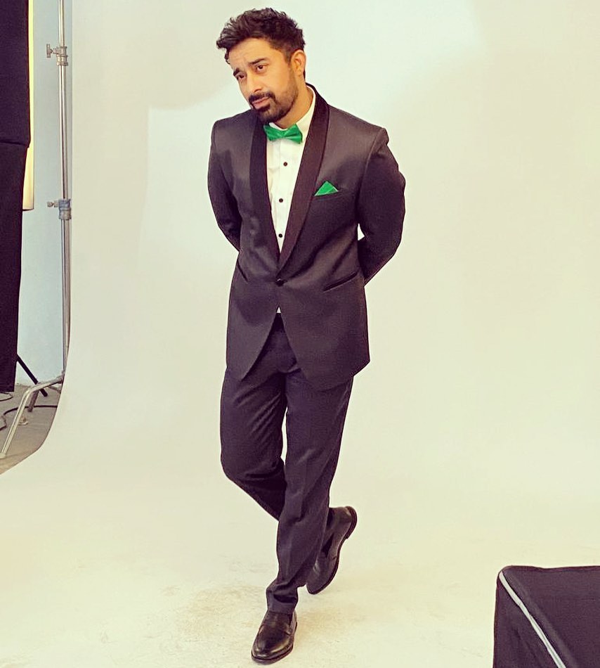 Rannvijay Singha in purple suit with white shirt and green bow tie posing for camera - most handsome tv actors indian 2022