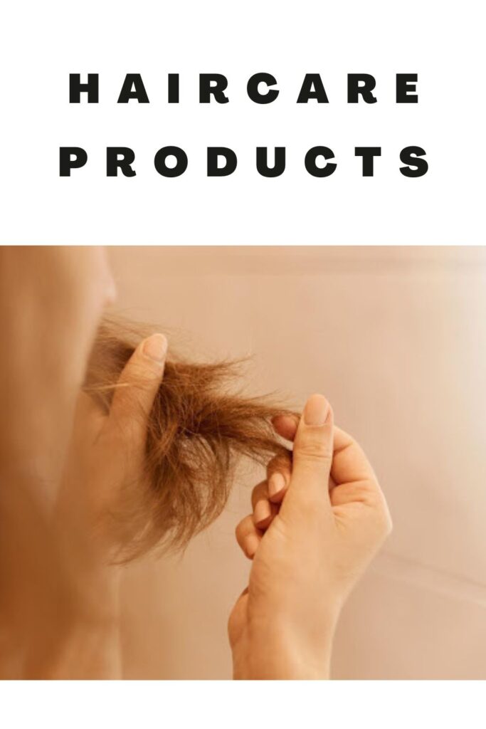 Bir kız donuk saçlarını gösteriyor - saç bakım ürünleri