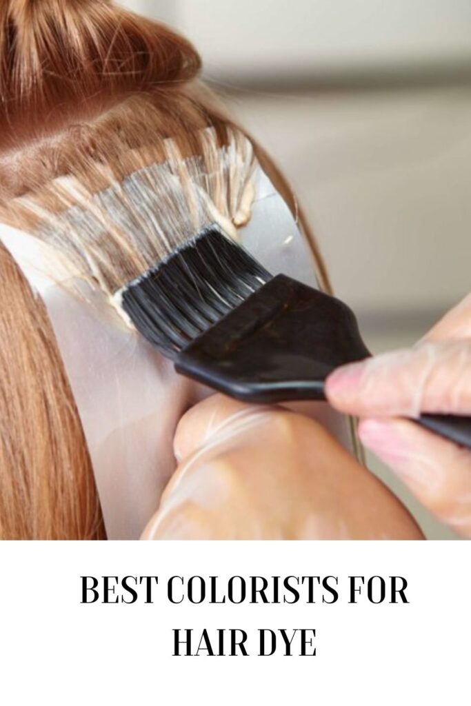 Bir kızın saçına saç boyası uygulayan profesyonel renk uzmanı - en iyi renk uzmanı