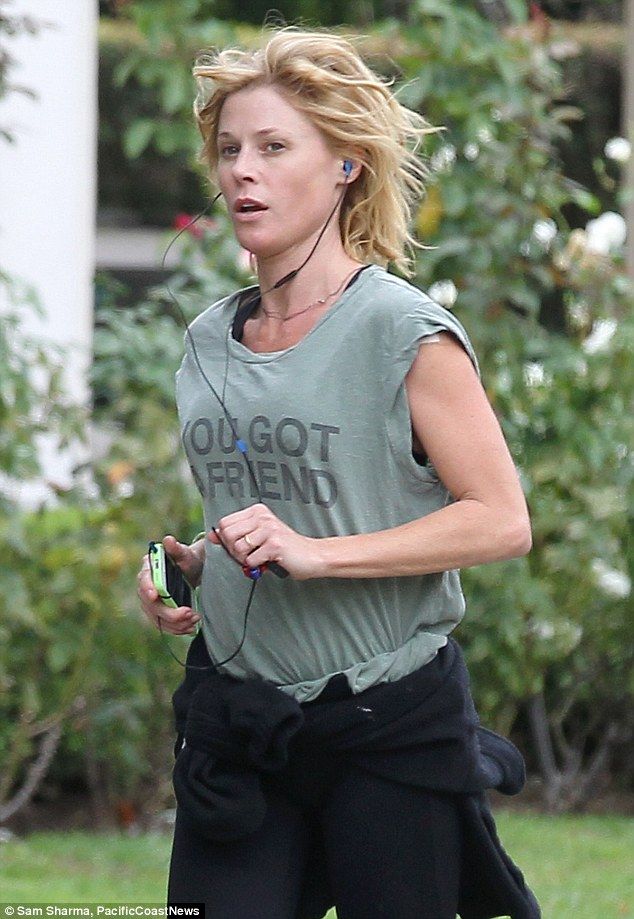 Julie Bowen in grey t-shirt and black track pant - hollywood actresses without makeup