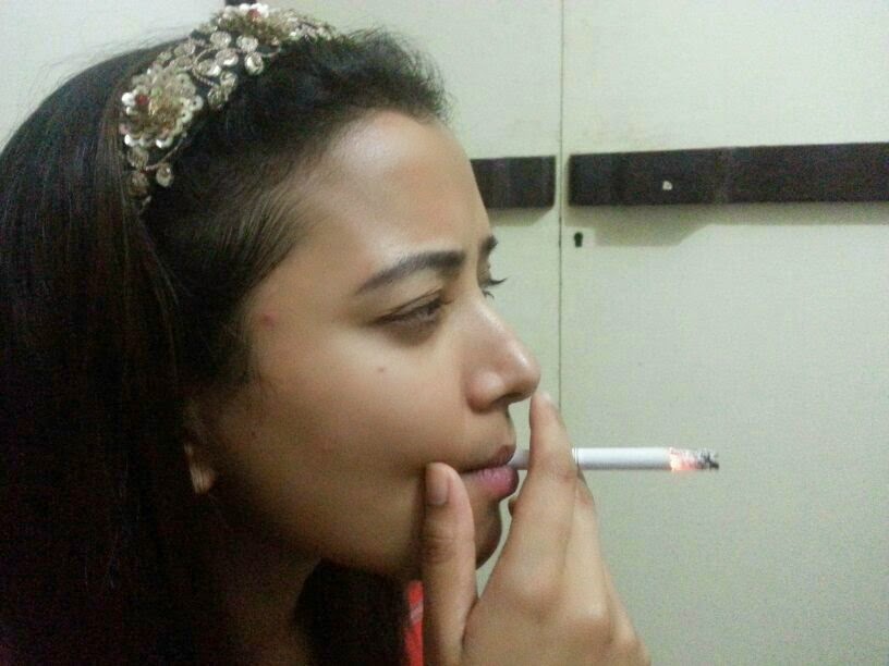 Shweta Basu Prasad smoking - tv celebrities who smoke