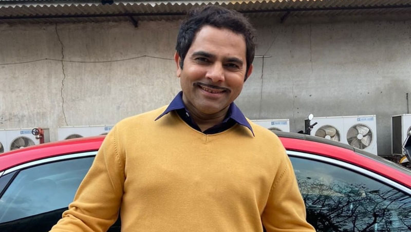 Dipesh Bhan in yellow sweater with blue shirt - bollywood celebrities who passed away in 2022