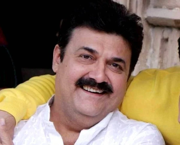 Smiling Rasik Dave in white kurta - indian actors who died in 2022