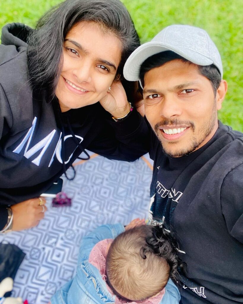Umesh Yadav and Tanya Wadhwa posing for a selfie - wives of indian cricketers