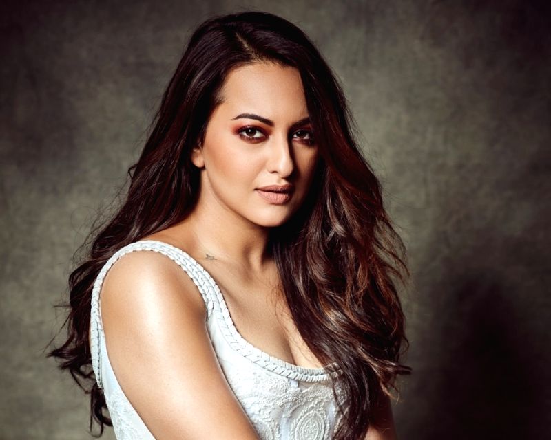 Sonakshi Sinha in white cut sleeves dress with open hair - bollywood actresses haircut