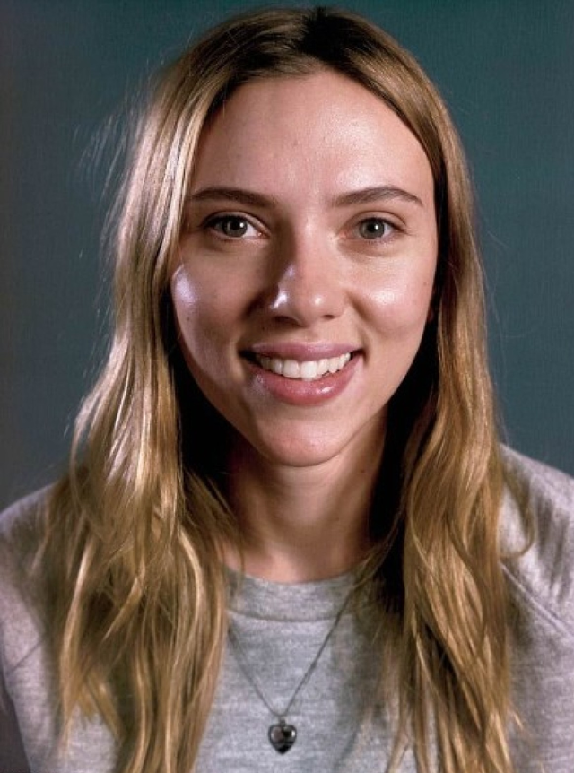 Smiling Scarlett Johansson in grey t-shirt and without makeup look - hollywood actresses without makeup