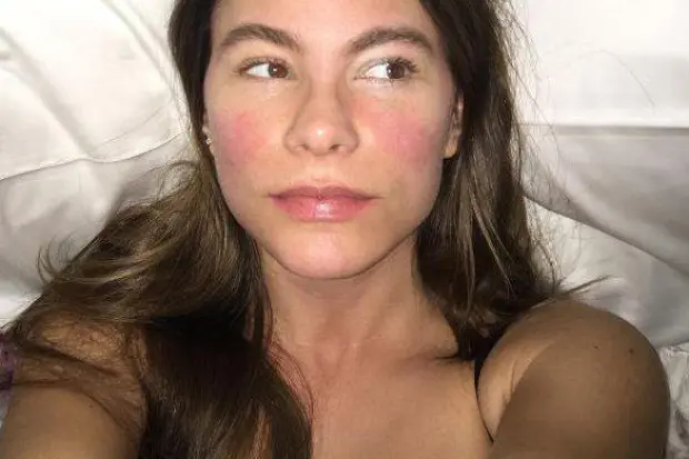 Sofia Vergara taking a no makeup selfie - Hollywood celebrities without makeup before and after