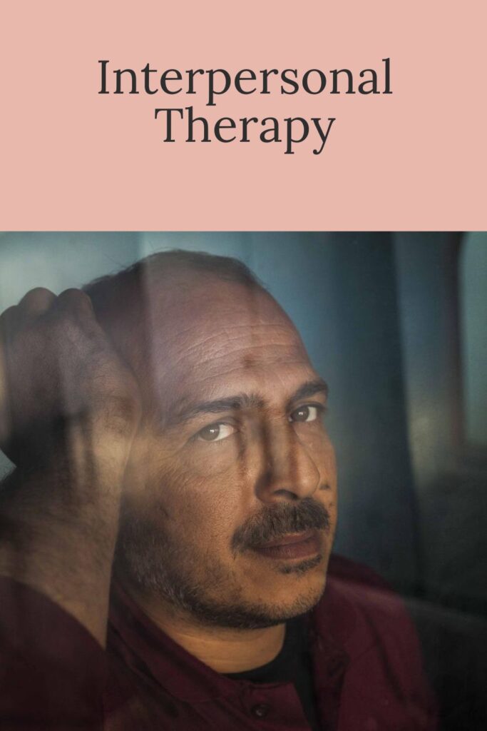 Kırmızı gömlekli bir adam oturuyor ve bir şeyler düşünüyor - Depresyon ve Anksiyete Terapisi Seansları