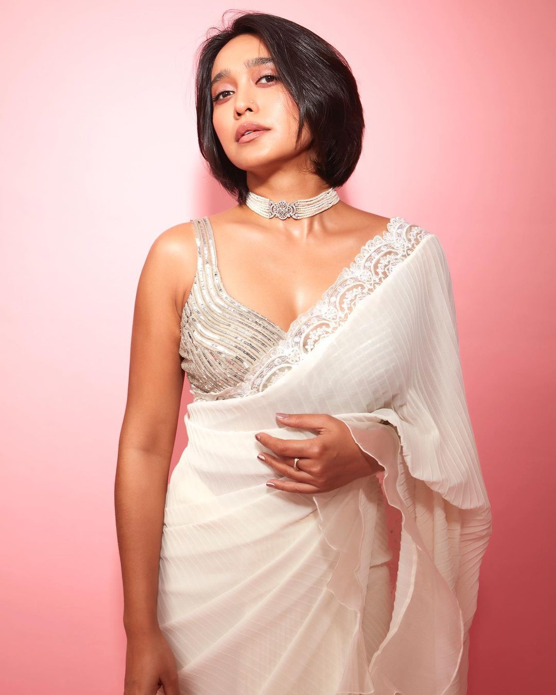 Sayani Gupta in white saree with cut sleeves blouse and matching necklace - Indian beautiful girls in the world