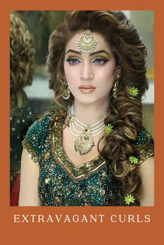 Abartılı Bukleler ile altın ve inci mücevherli yeşil lehengalı kadın - lehenga için kıvırcık saç