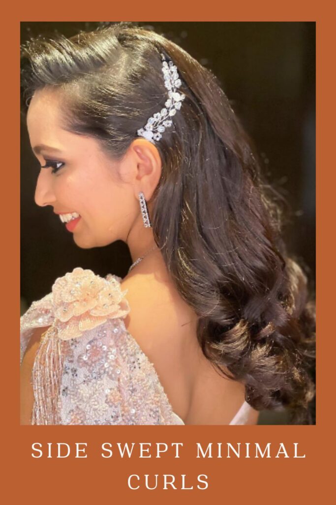 Gülümseyen kadın bebek pembe dizi elbise ve Side Swept Minimal Curls saç modeli - Hint düğünü için lehenga kıvırcık saç modelleri