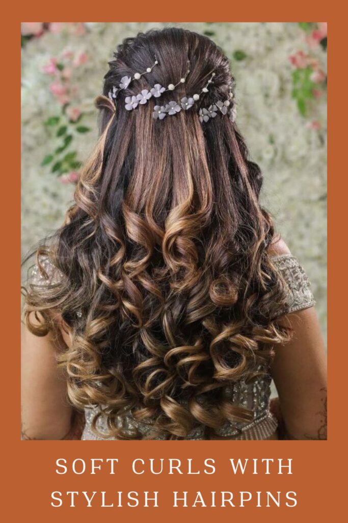 Şık Saç Tokaları ile Yumuşak Buklelerinin arka görünümünü gösteren pembe ve gümüş lehengalı kadın - lehenga için basit saç modeli