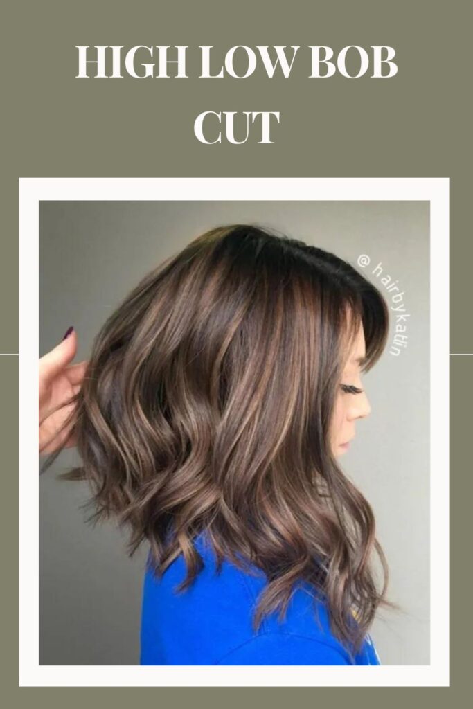 Frau in blauem Top und High Low Bob Cut Frisur - kurzer Bob-Haarschnitt in A-Linie