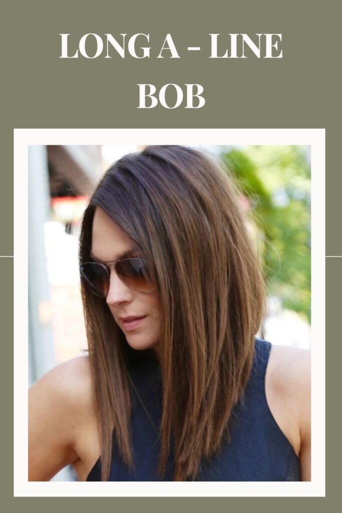 Frau in blauem Top mit tiefem Schulterausschnitt, Brille und langer Bob-Frisur in A-Linie - Langer Bob-Haarschnitt in A-Linie