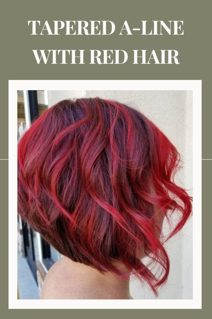 Frau, die die Seitenansicht ihrer konischen A-Linie mit roten Haaren zeigt - kurzer A-Linien-Bob-Haarschnitt