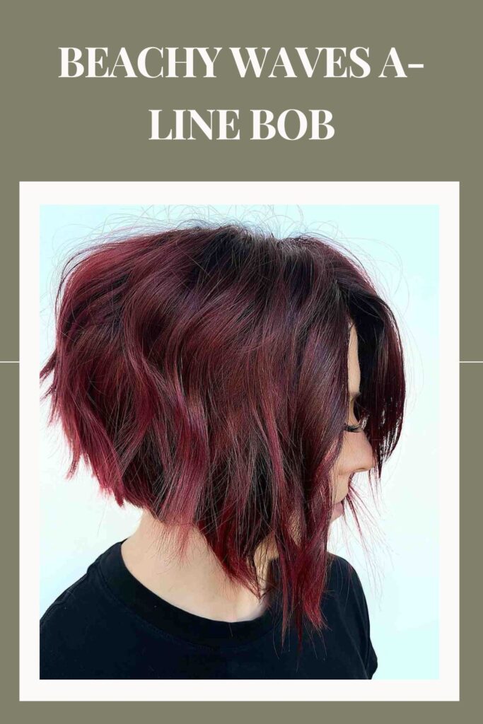 Frau im schwarzen Rundhals-Top und Beachy Waves A-Line Bob-Frisur - Bob-Haarschnitte für Frauen