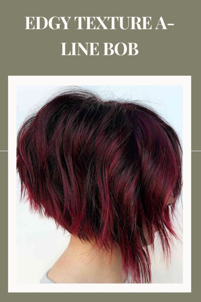 Frau, die die Rückansicht ihrer Edgy Texture A-Line Bob-Frisur zeigt Frau, die die Rückansicht ihrer Edgy Texture A-Line Bob-Frisur zeigt - kurzer A-Line-Bob-Haarschnitt