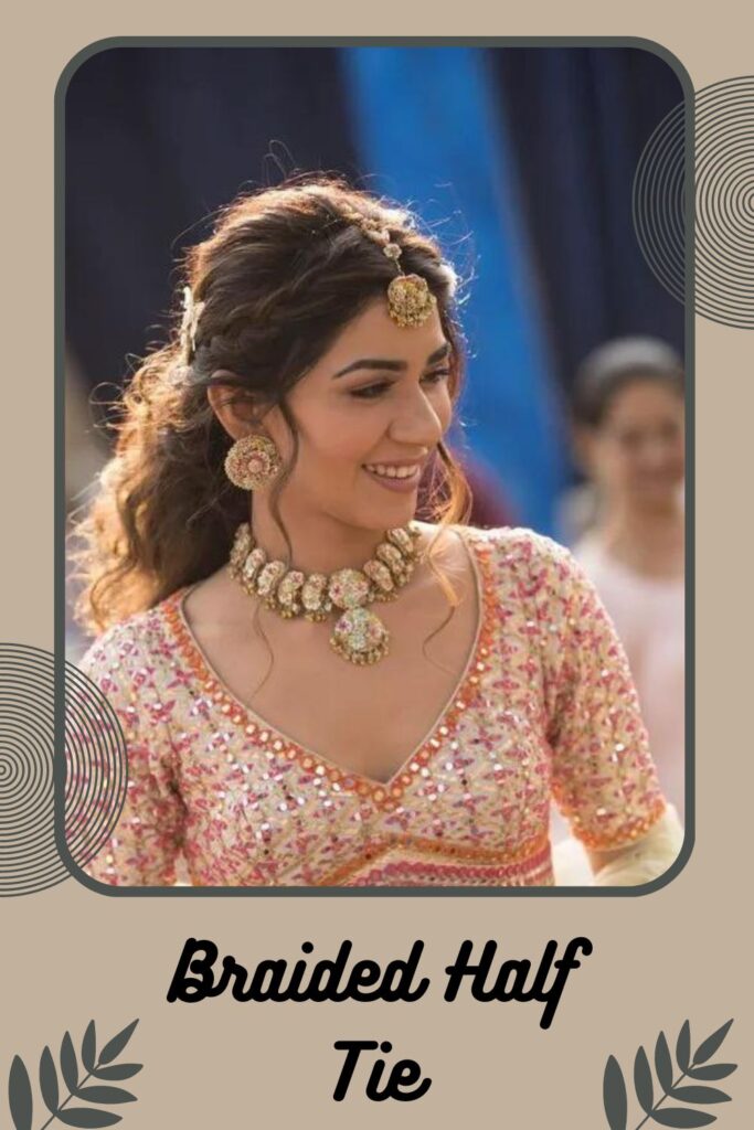 زنی با لباس های سنتی رنگارنگ با جواهراتی شبیه فرهای ترد - مدل موی هندی برای موهای کوتاه برای عروسی