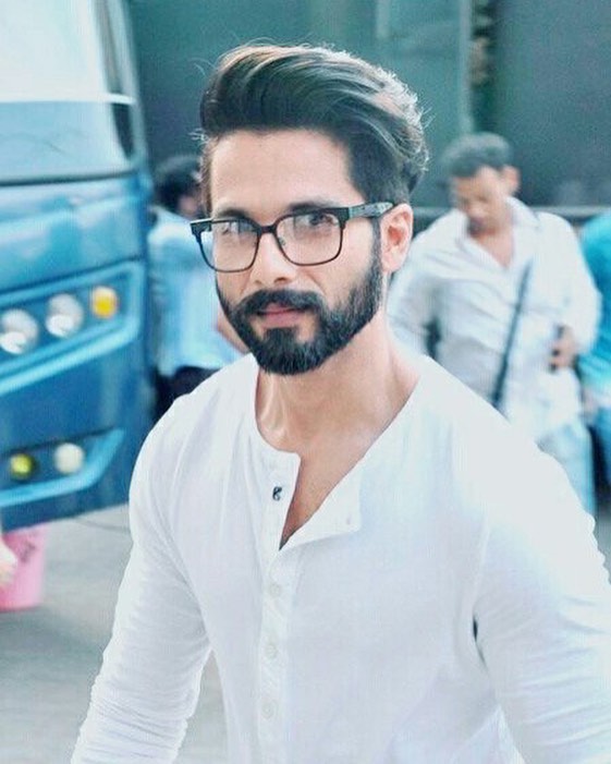 Shahid Kapoor flaunts new hairstyle in mirror selfie